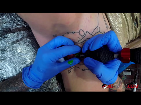 ❤️ Extrem tattooed Hottie Sully Savage krut en Tattoo op hirem Klitoris ️❌ Hausgemachte Porno op lb.porn-tub-sexer.ru ️❤